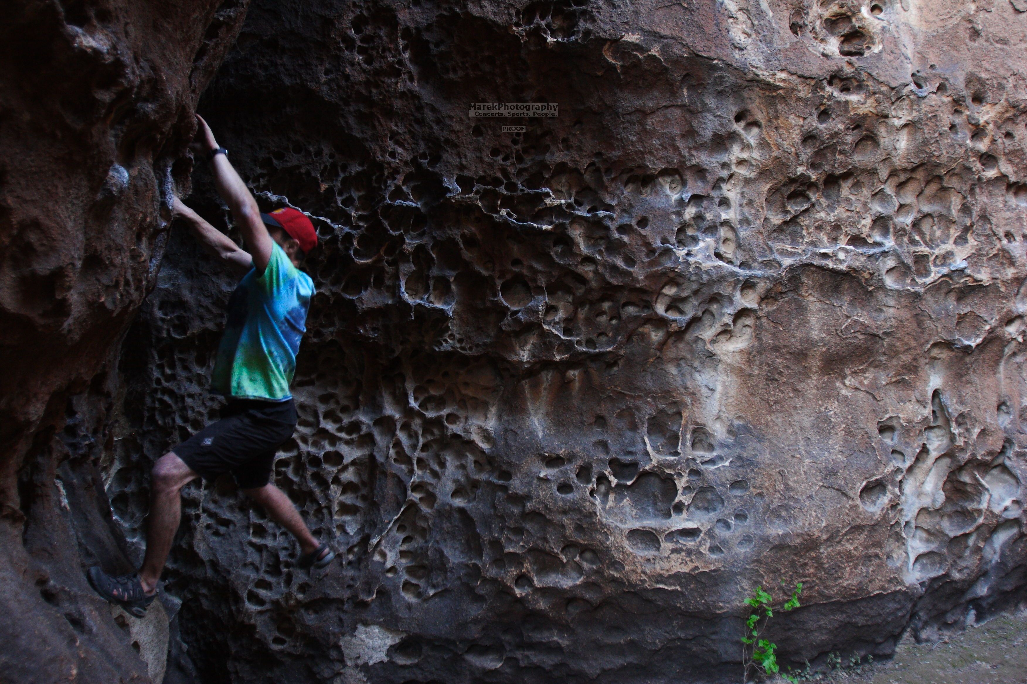 Bouldering in Hueco Tanks on 03/26/2016 with Blue Lizard Climbing and Yoga
Filename: SRM_20160326_1600290.jpg
Aperture: f/2.8
Shutter Speed: 1/80
Body: Canon EOS 20D
Lens: Canon EF 16-35mm f/2.8 L
