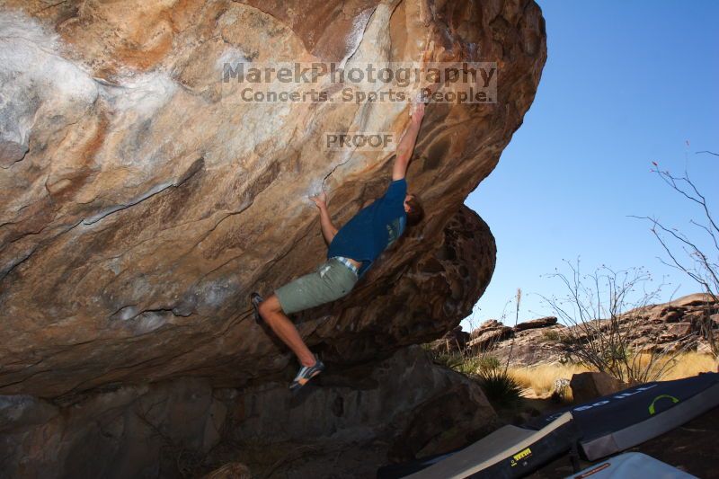 Bouldering in Hueco Tanks on 04/10/2016 with Blue Lizard Climbing and Yoga
Filename: SRM_20160410_1025520.jpg
Aperture: f/8.0
Shutter Speed: 1/250
Body: Canon EOS 20D
Lens: Canon EF 16-35mm f/2.8 L