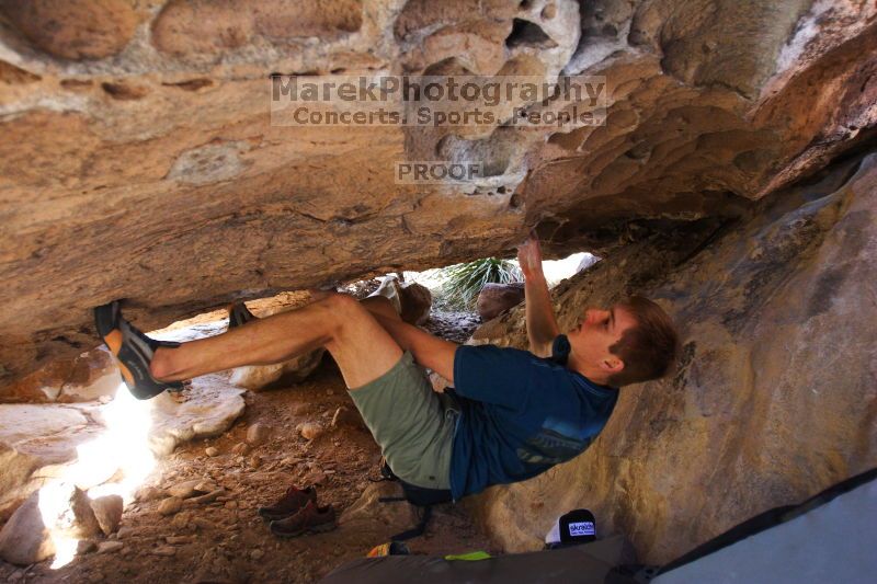 Bouldering in Hueco Tanks on 04/10/2016 with Blue Lizard Climbing and Yoga
Filename: SRM_20160410_1402360.jpg
Aperture: f/2.8
Shutter Speed: 1/250
Body: Canon EOS 20D
Lens: Canon EF 16-35mm f/2.8 L
