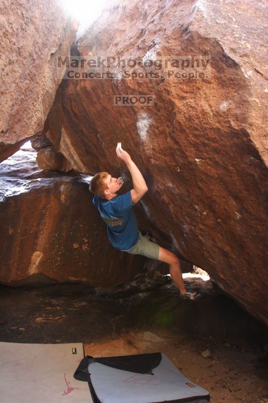 Bouldering in Hueco Tanks on 04/10/2016 with Blue Lizard Climbing and Yoga
Filename: SRM_20160410_1600561.jpg
Aperture: f/3.5
Shutter Speed: 1/250
Body: Canon EOS 20D
Lens: Canon EF 16-35mm f/2.8 L