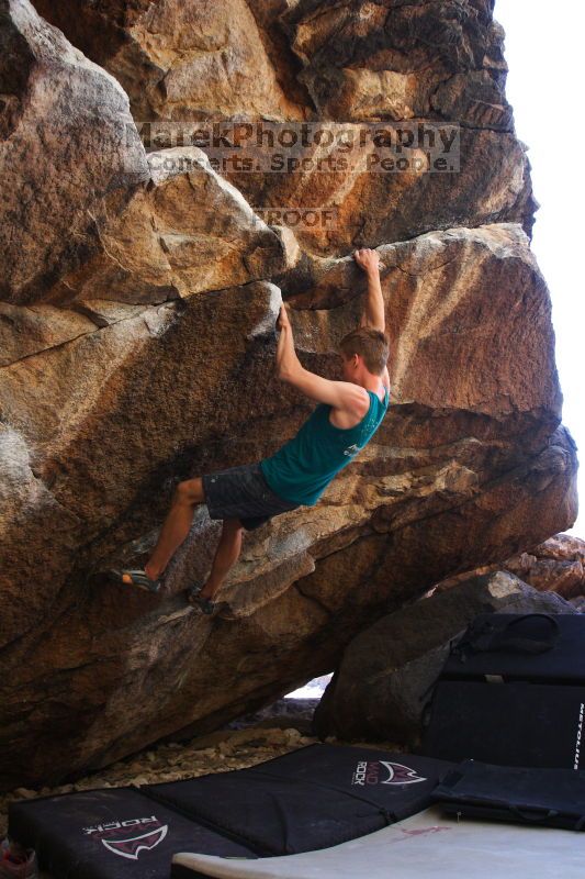Bouldering in Hueco Tanks on 04/11/2016 with Blue Lizard Climbing and Yoga
Filename: SRM_20160411_1638260.jpg
Aperture: f/3.2
Shutter Speed: 1/400
Body: Canon EOS 20D
Lens: Canon EF 16-35mm f/2.8 L