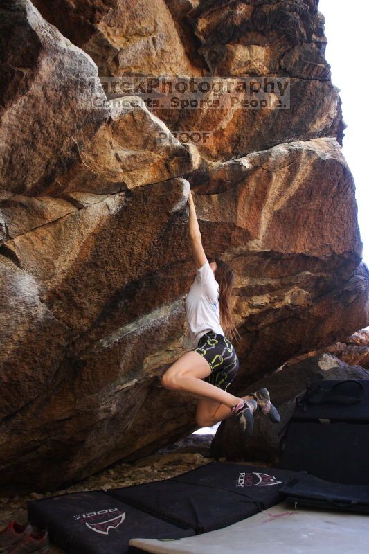 Bouldering in Hueco Tanks on 04/11/2016 with Blue Lizard Climbing and Yoga
Filename: SRM_20160411_1649093.jpg
Aperture: f/3.2
Shutter Speed: 1/400
Body: Canon EOS 20D
Lens: Canon EF 16-35mm f/2.8 L