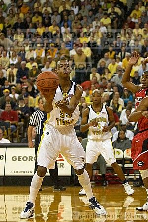 Anthony McHenry passes the ball.  Men's Basketball Georgia Tech beat UGA 87-49.

Filename: crw_5934_std.jpg
Aperture: f/2.8
Shutter Speed: 1/640
Body: Canon EOS DIGITAL REBEL
Lens: Canon EF 80-200mm f/2.8 L