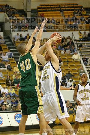 Luke Schenscher looks for a pass at the men's basketball game vs LeMoyne.                                                                                                                                                                                      

Filename: img_4073_std.jpg
Aperture: f/2.8
Shutter Speed: 1/500
Body: Canon EOS DIGITAL REBEL
Lens: Canon EF 80-200mm f/2.8 L
