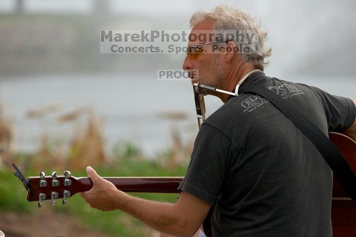 Woode Wood playing his acoustic guitar at Town Lake Hike & Bike trail in Austin, TX.
Filename: SRM_20060312_094430_9.jpg
Aperture: f/4.0
Shutter Speed: 1/500
Body: Canon EOS 20D
Lens: Canon EF 80-200mm f/2.8 L