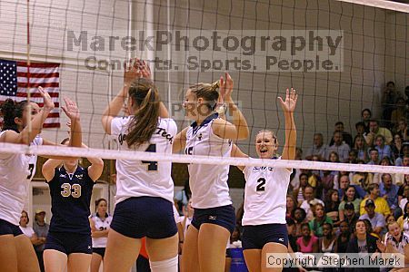 

Filename: img_0527_std.jpg
Aperture: f/2.8
Shutter Speed: 1/250
Body: Canon EOS DIGITAL REBEL
Lens: Canon EF 80-200mm f/2.8 L