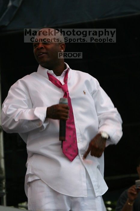 Cee Lo performs on the third day of Music Midtown, 2004.

Filename: IMG_6899.jpg
Aperture: f/8.0
Shutter Speed: 1/250
Body: Canon EOS DIGITAL REBEL
Lens: Canon EF 80-200mm f/2.8 L