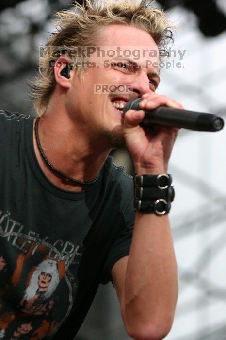 Fuel performs on the 99X stage on the third day of Music Midtown, 2004.
Filename: IMG_7192.jpg
Aperture: f/3.5
Shutter Speed: 1/320
Body: Canon EOS DIGITAL REBEL
Lens: Canon EF 80-200mm f/2.8 L