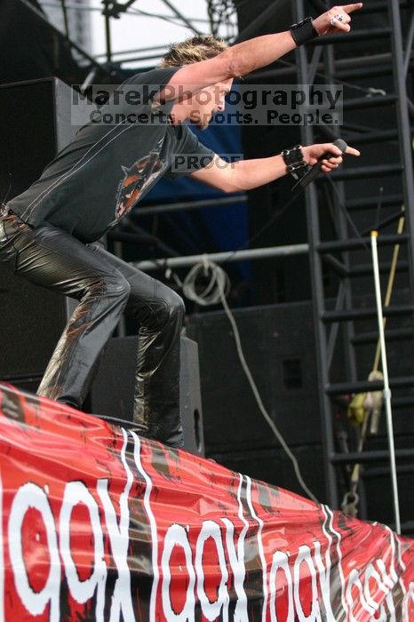 Fuel performs on the 99X stage on the third day of Music Midtown, 2004.
Filename: IMG_7207.jpg
Aperture: f/2.8
Shutter Speed: 1/320
Body: Canon EOS DIGITAL REBEL
Lens: Canon EF 80-200mm f/2.8 L