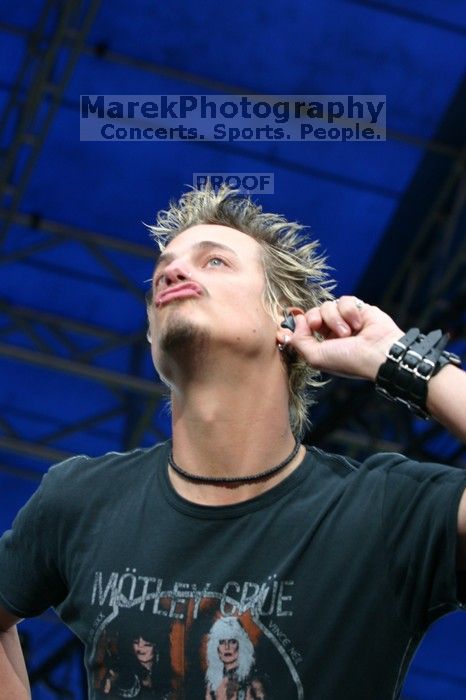 Fuel performs on the 99X stage on the third day of Music Midtown, 2004.

Filename: IMG_7104.jpg
Aperture: f/5.0
Shutter Speed: 1/80
Body: Canon EOS DIGITAL REBEL
Lens: Canon EF 80-200mm f/2.8 L