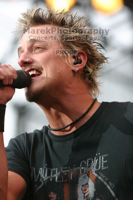 Fuel performs on the 99X stage on the third day of Music Midtown, 2004.

Filename: IMG_7160.jpg
Aperture: f/3.5
Shutter Speed: 1/320
Body: Canon EOS DIGITAL REBEL
Lens: Canon EF 80-200mm f/2.8 L