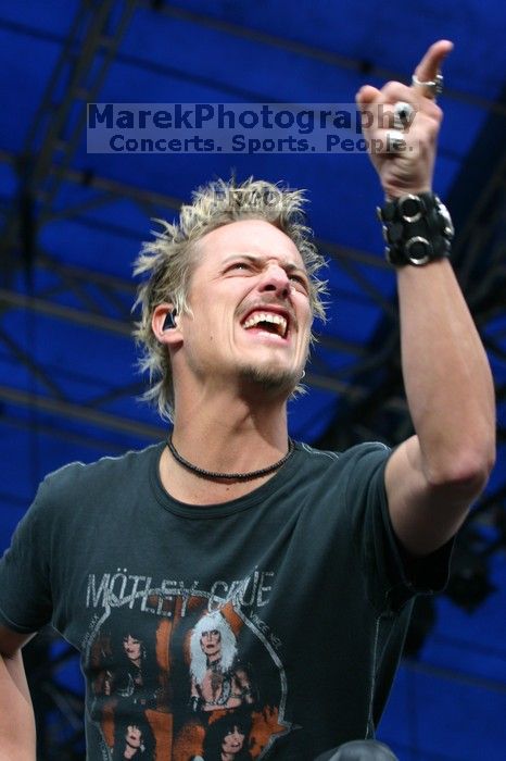 Fuel performs on the 99X stage on the third day of Music Midtown, 2004.
Filename: IMG_7106.jpg
Aperture: f/5.0
Shutter Speed: 1/80
Body: Canon EOS DIGITAL REBEL
Lens: Canon EF 80-200mm f/2.8 L
