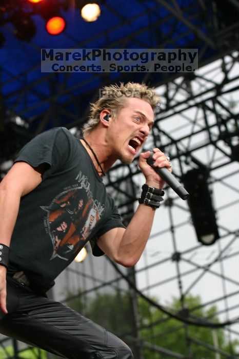 Fuel performs on the 99X stage on the third day of Music Midtown, 2004.

Filename: IMG_7133.jpg
Aperture: f/4.5
Shutter Speed: 1/250
Body: Canon EOS DIGITAL REBEL
Lens: Canon EF 80-200mm f/2.8 L