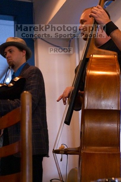 

Filename: SRM_20060223_172104_5.jpg
Aperture: f/2.8
Shutter Speed: 1/160
Body: Canon EOS DIGITAL REBEL
Lens: Canon EF 50mm f/1.8 II