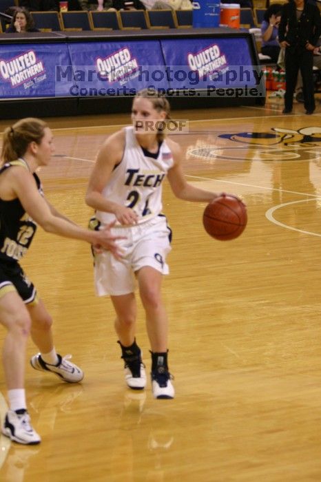 The Georgia Tech women's basketball team played Wake Forest.

Filename: IMG_1131.jpg
Aperture: f/2.8
Shutter Speed: 1/320
Body: Canon EOS DIGITAL REBEL
Lens: Canon EF 80-200mm f/2.8 L