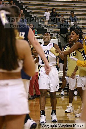 

Filename: img_2051_std.jpg
Aperture: f/2.8
Shutter Speed: 1/640
Body: Canon EOS DIGITAL REBEL
Lens: Canon EF 80-200mm f/2.8 L