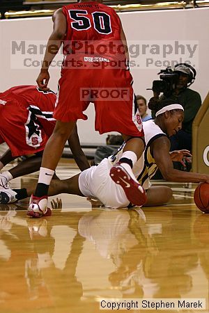 

Filename: img_2366_std.jpg
Aperture: f/2.8
Shutter Speed: 1/320
Body: Canon EOS DIGITAL REBEL
Lens: Canon EF 80-200mm f/2.8 L