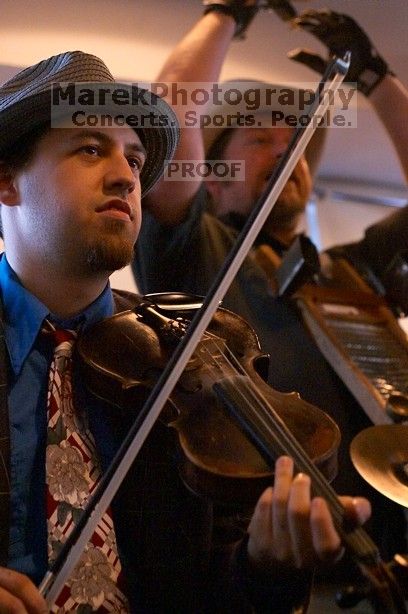 

Filename: SRM_20060223_171202_2.jpg
Aperture: f/2.8
Shutter Speed: 1/160
Body: Canon EOS DIGITAL REBEL
Lens: Canon EF 50mm f/1.8 II