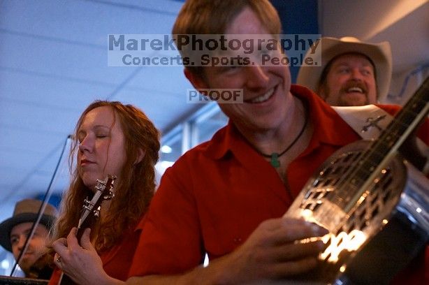 

Filename: SRM_20060223_171148_1.jpg
Aperture: f/2.8
Shutter Speed: 1/160
Body: Canon EOS DIGITAL REBEL
Lens: Canon EF 50mm f/1.8 II