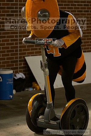 

Filename: crw_2789_std.jpg
Aperture: f/2.8
Shutter Speed: 1/500
Body: Canon EOS DIGITAL REBEL
Lens: Canon EF 80-200mm f/2.8 L