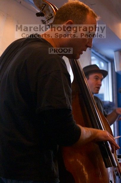 

Filename: SRM_20060223_172540_3.jpg
Aperture: f/2.8
Shutter Speed: 1/160
Body: Canon EOS DIGITAL REBEL
Lens: Canon EF 50mm f/1.8 II