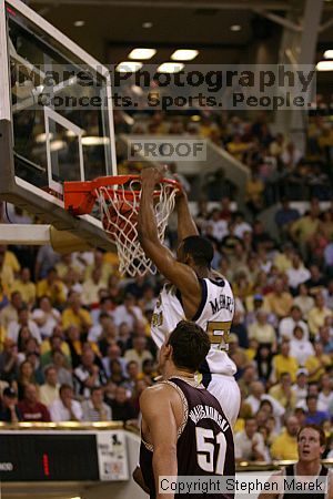 

Filename: img_3154_std.jpg
Aperture: f/2.8
Shutter Speed: 1/400
Body: Canon EOS DIGITAL REBEL
Lens: Canon EF 80-200mm f/2.8 L