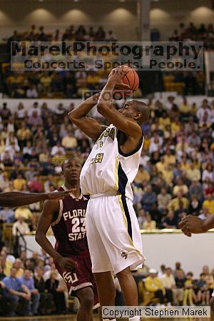 

Filename: img_2988_std.jpg
Aperture: f/2.8
Shutter Speed: 1/640
Body: Canon EOS DIGITAL REBEL
Lens: Canon EF 80-200mm f/2.8 L