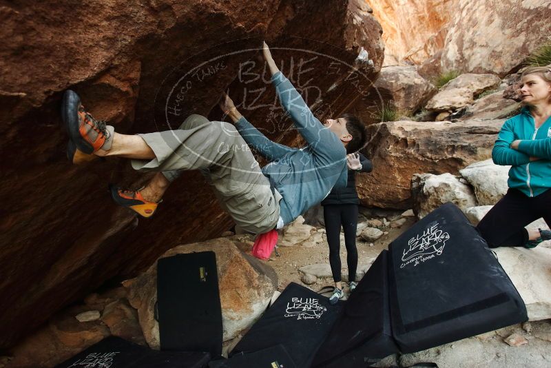 Bouldering in Hueco Tanks on 12/22/2018 with Blue Lizard Climbing and Yoga
Filename: SRM_20181222_1109010.jpg
Aperture: f/4.0
Shutter Speed: 1/250
Body: Canon EOS-1D Mark II
Lens: Canon EF 16-35mm f/2.8 L