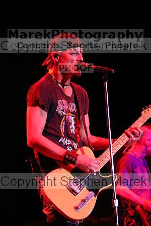 Fuel headlines at Sting Break 2004.

Filename: img_4797_std.jpg
Aperture: f/3.2
Shutter Speed: 1/200
Body: Canon EOS DIGITAL REBEL
Lens: Canon EF 80-200mm f/2.8 L