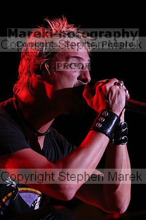 Fuel headlines at Sting Break 2004.

Filename: img_4814_std.jpg
Aperture: f/2.8
Shutter Speed: 1/250
Body: Canon EOS DIGITAL REBEL
Lens: Canon EF 80-200mm f/2.8 L