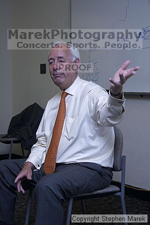 Nick Scheele, CEO of Ford, talks to a ChBE class.

Filename: crw_9934_std.jpg
Aperture: f/6.3
Shutter Speed: 1/60
Body: Canon EOS DIGITAL REBEL
Lens: Canon EF-S 18-55mm f/3.5-5.6