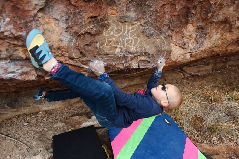 Bouldering in Hueco Tanks on 12/28/2018 with Blue Lizard Climbing and Yoga
Filename: SRM_20181228_1013400.jpg
Aperture: f/4.5
Shutter Speed: 1/200
Body: Canon EOS-1D Mark II
Lens: Canon EF 16-35mm f/2.8 L