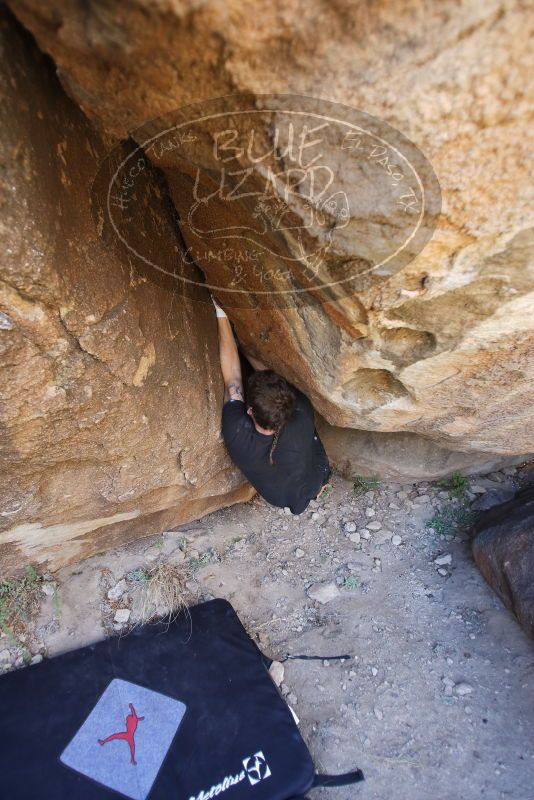 Bouldering in Hueco Tanks on 02/02/2019 with Blue Lizard Climbing and Yoga
Filename: SRM_20190202_1254020.jpg
Aperture: f/2.8
Shutter Speed: 1/200
Body: Canon EOS-1D Mark II
Lens: Canon EF 16-35mm f/2.8 L
