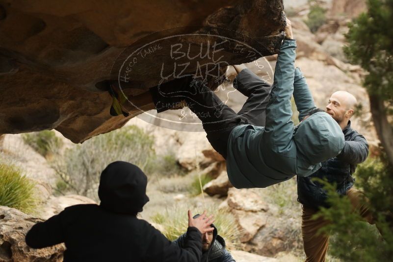 Bouldering in Hueco Tanks on 03/16/2019 with Blue Lizard Climbing and Yoga
Filename: SRM_20190316_1243030.jpg
Aperture: f/2.8
Shutter Speed: 1/1250
Body: Canon EOS-1D Mark II
Lens: Canon EF 50mm f/1.8 II
