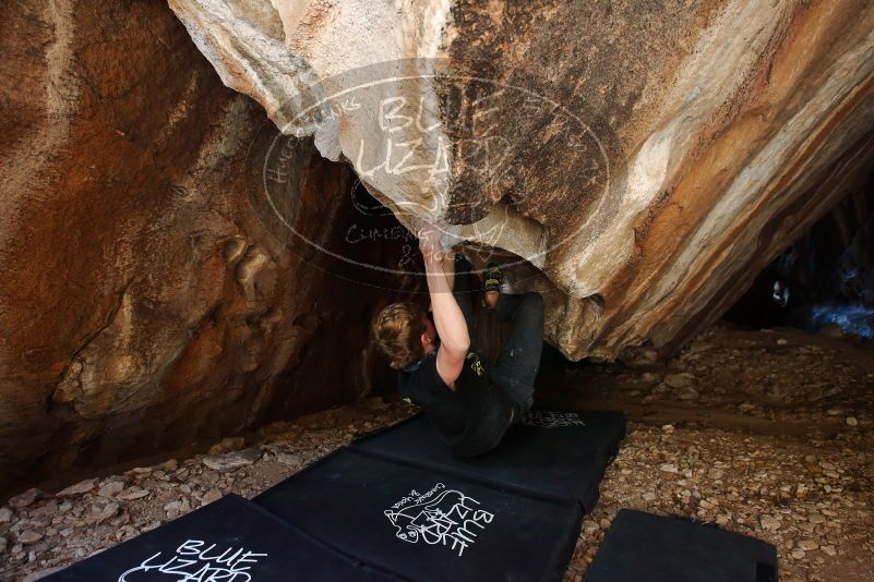 Bouldering in Hueco Tanks on 04/05/2019 with Blue Lizard Climbing and Yoga
Filename: SRM_20190405_1300400.jpg
Aperture: f/4.0
Shutter Speed: 1/160
Body: Canon EOS-1D Mark II
Lens: Canon EF 16-35mm f/2.8 L